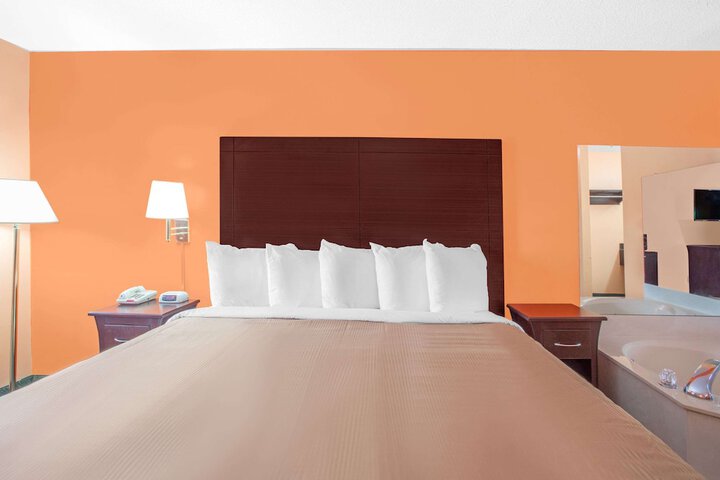 1 King Bed (8 of 17)