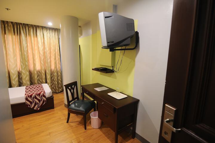 Room 9 of 28