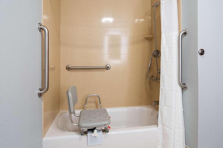 Accessible 1 Queen Mobility Accessible Comast Rollsh Full Breakfast (11 of 12)