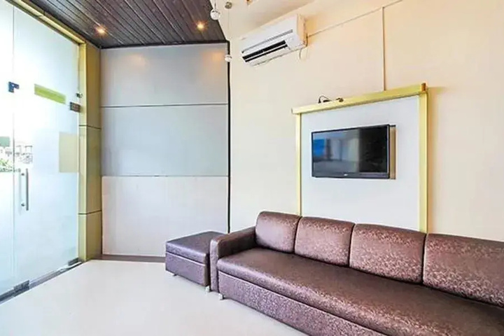 Room 6 of 12
