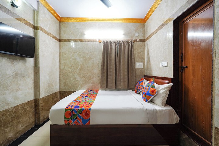 Room 10 of 28