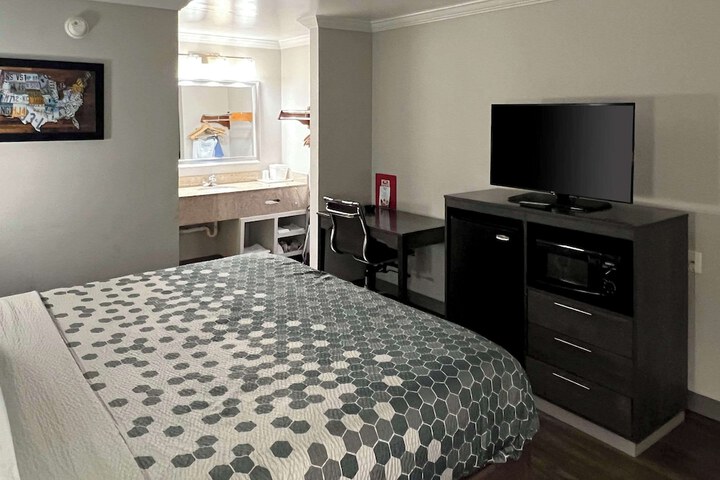 1 King Bed (8 of 12)