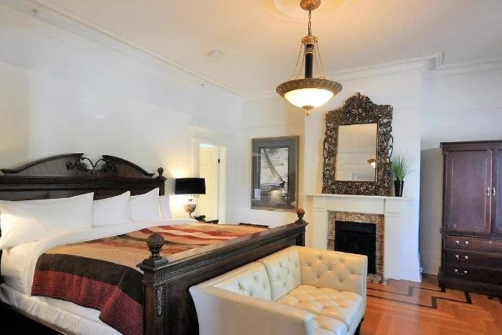 Room 4 of 16