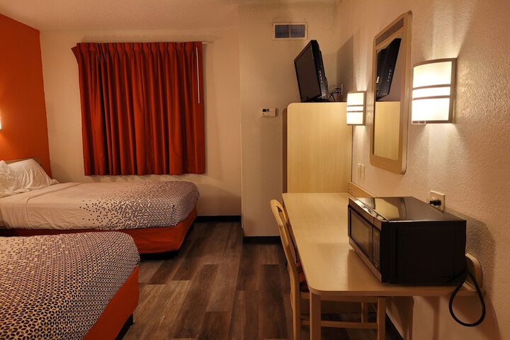 1 Double Bed Accessible (32 of 40)