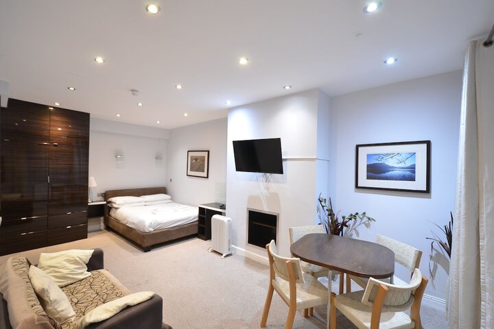 Room 52 of 371