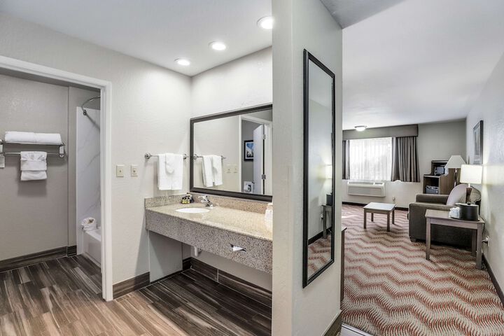 1 King Bed Pet Friendly (34 of 36)