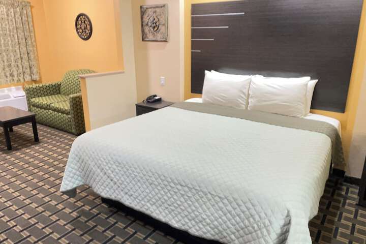 Deluxe King Bed (6 of 14)