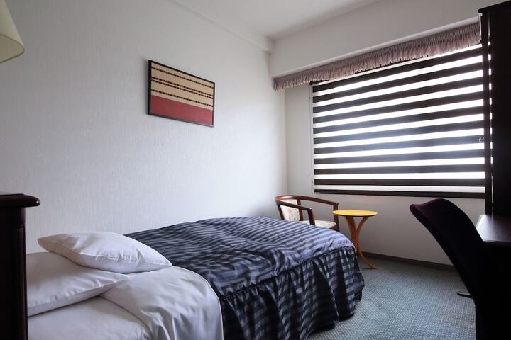 Room 9 of 28
