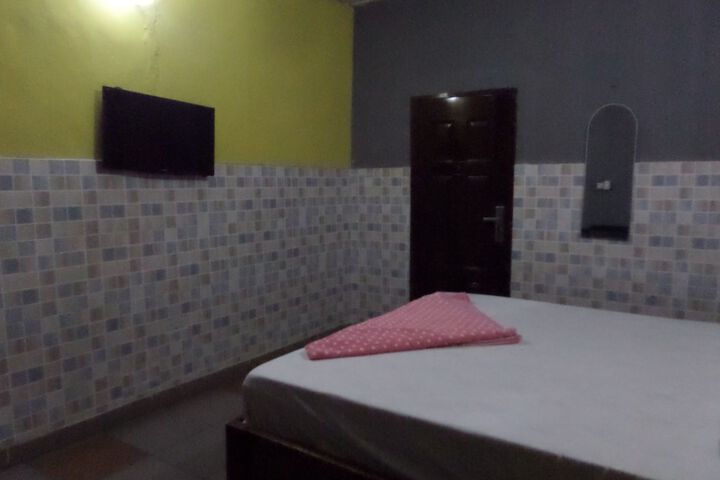 Room 4 of 12