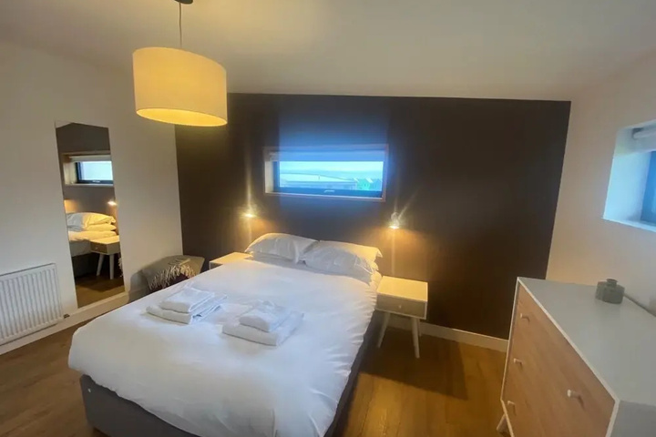 Room 2 of 10