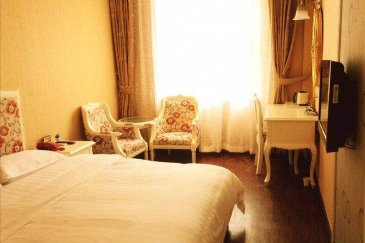 Room 6 of 18