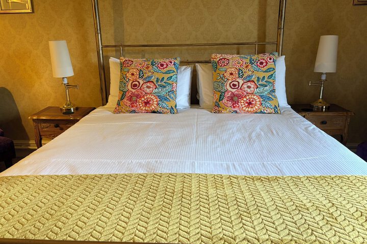 Room 18 of 104