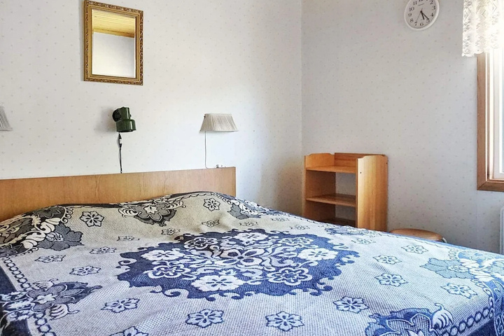 Room 5 of 12