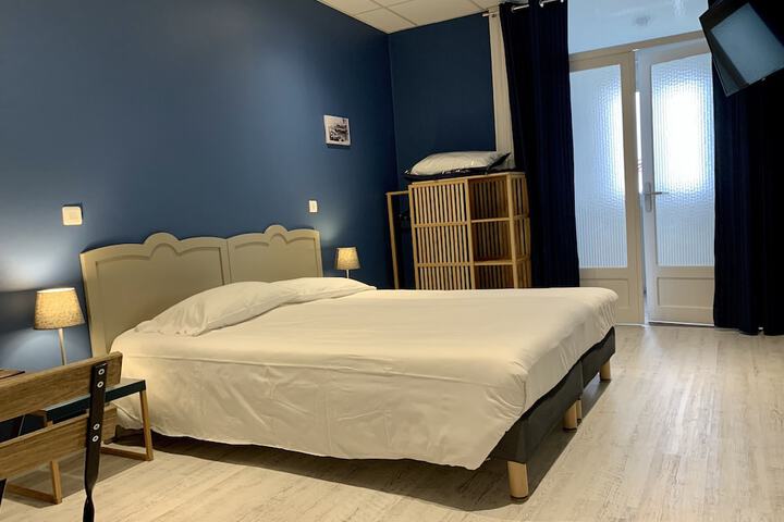 Room 7 of 77