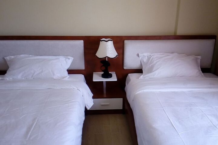 Room 11 of 100
