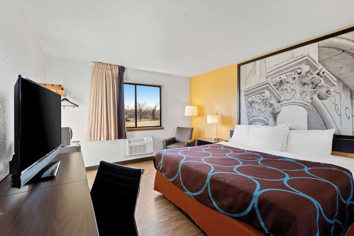 1 King Bed (3 of 24)