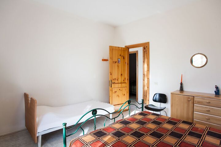 Room 6 of 34