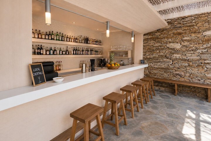 Swim-up bar