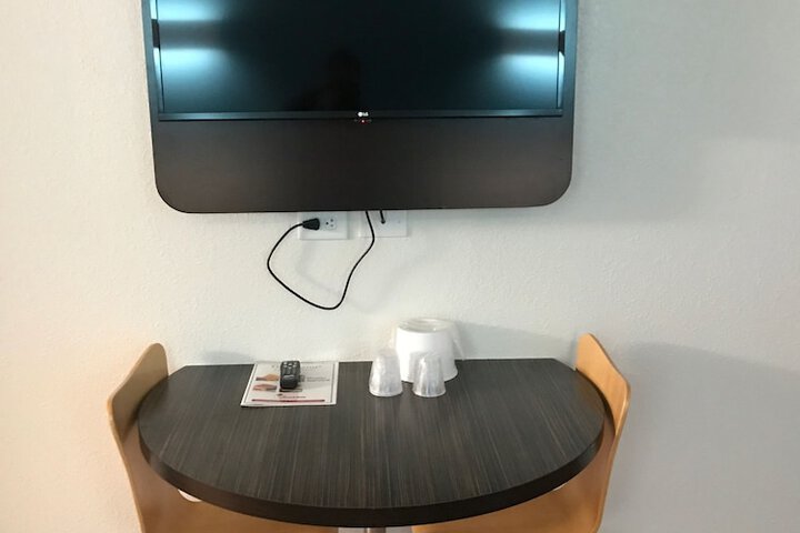 1 Queen Bed (9 of 18)