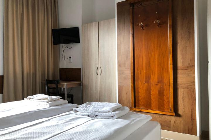 Room 8 of 31