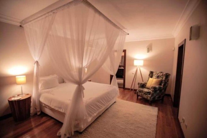 Room 4 of 25