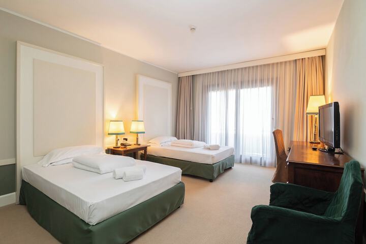 Room 3 of 32