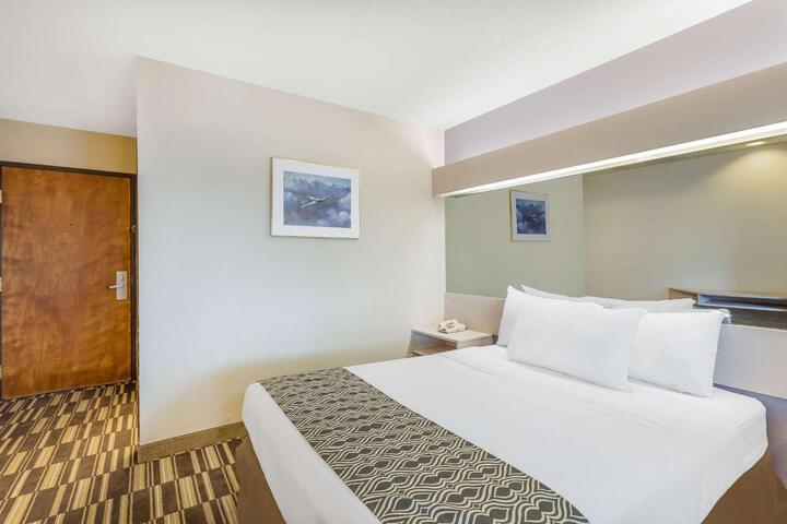 1 Queen Bed (1 of 18)