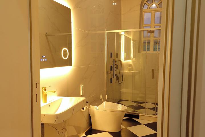 Room 9 of 28