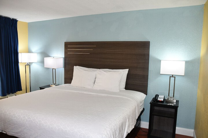 1 King Bed | (10 of 12)