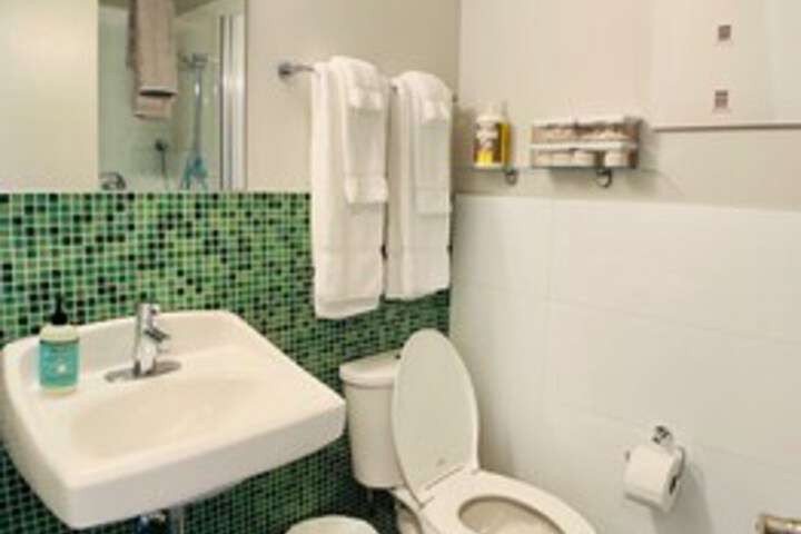 Room 6 of 16