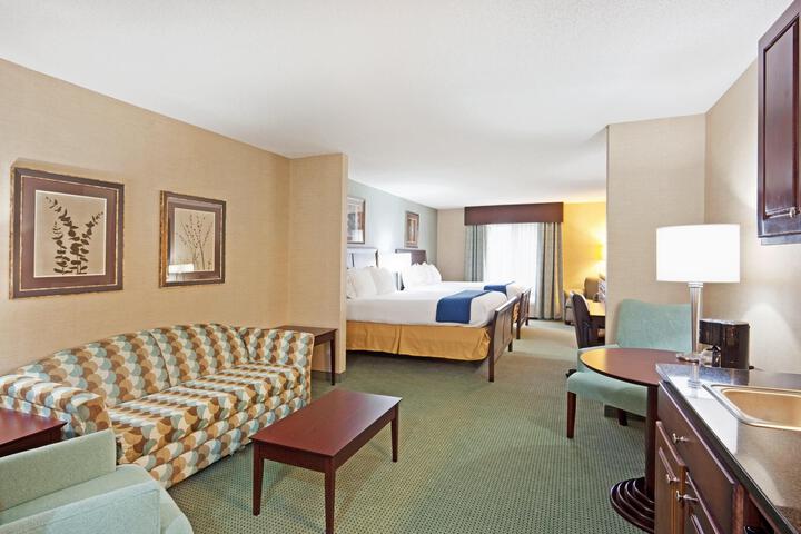 2 Queen Beds (2 of 13)