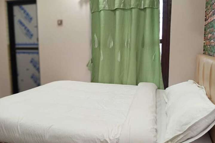 Room 13 of 38