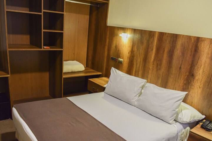 Room 4 of 33