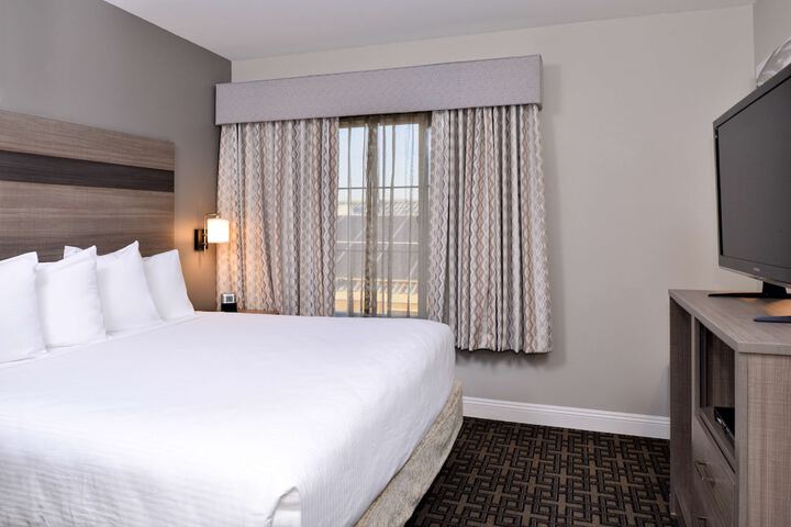 1 King Bed Microwave and Refrigerator WiFi Full Breakfast (4 of 17)