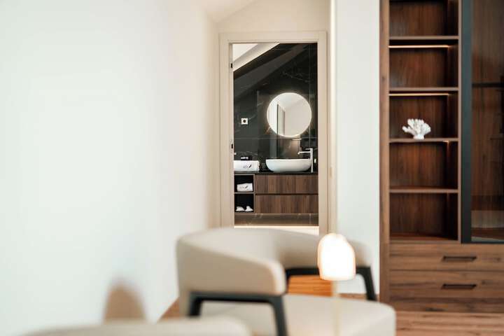 Room 33 of 48