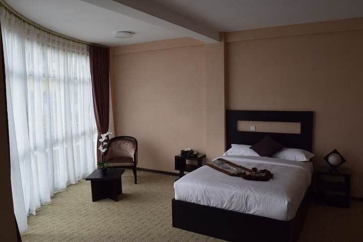 Room 9 of 28