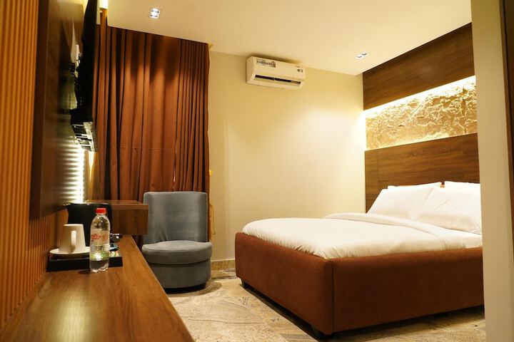 Room 5 of 10