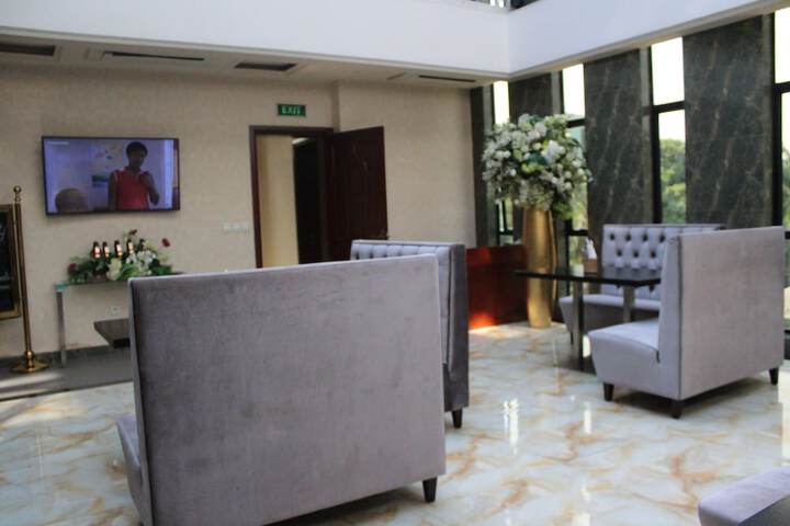 Lounge 45 of 57