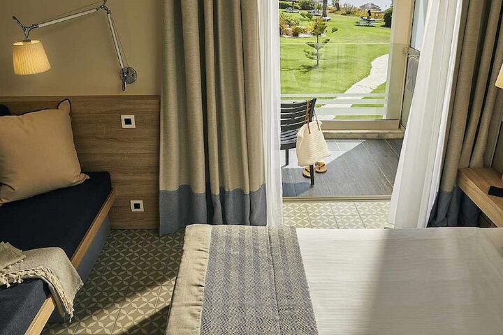 Room 17 of 104