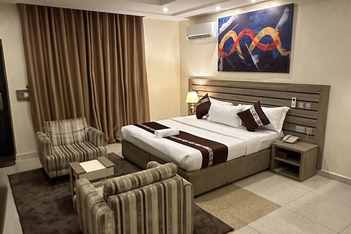 Room 13 of 19