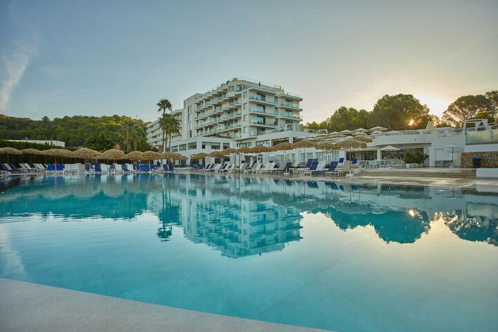 Hotel Pool