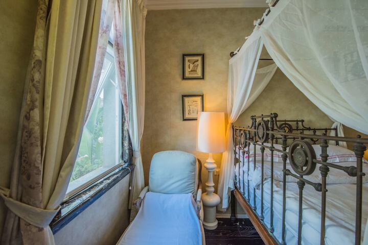 Room 21 of 29