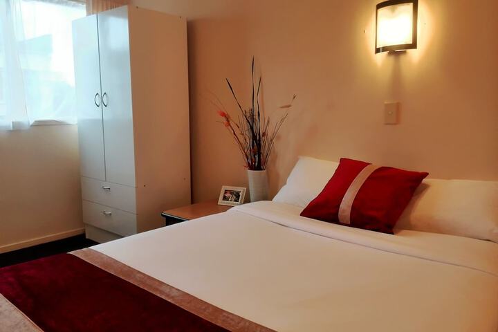 Room 3 of 76