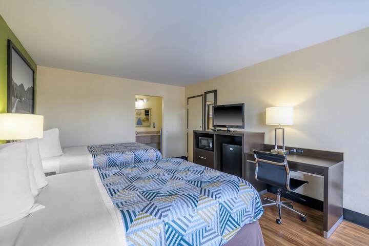 1 Queen Bed (6 of 8)
