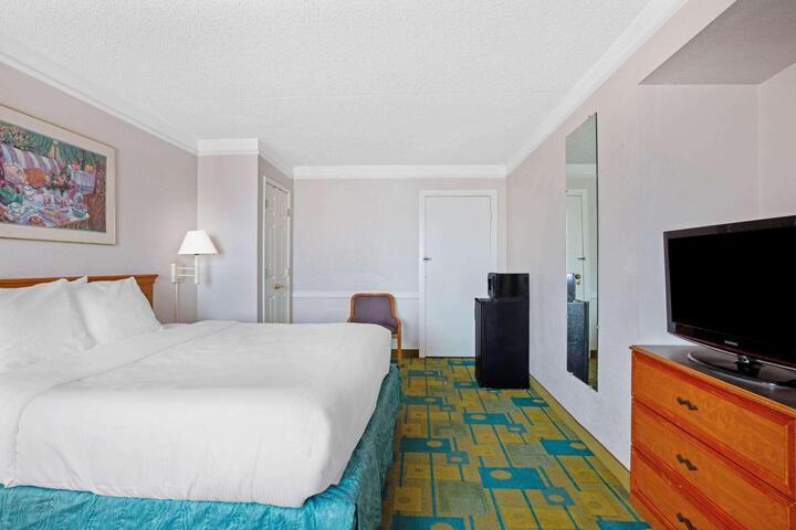 1 King Bed (14 of 16)