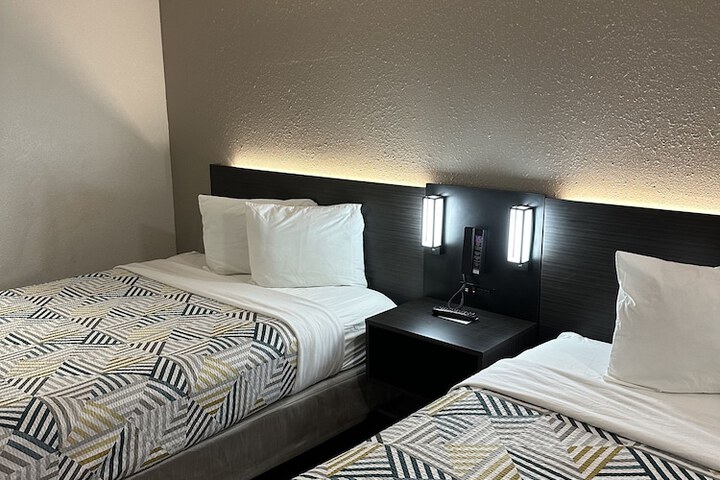 2 Queen Beds (13 of 20)