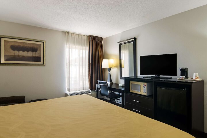 1 King Bed (4 of 10)
