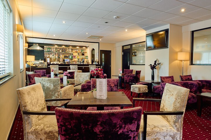 Lounge 70 of 79