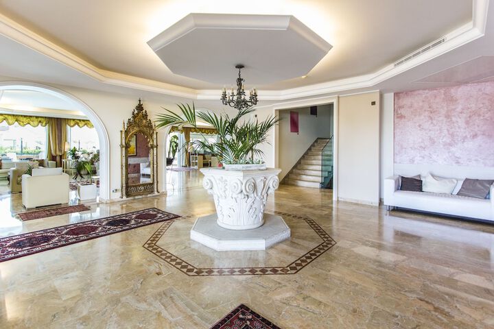 Entrance & Lobby