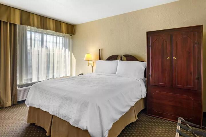 1 King Bed (12 of 22)